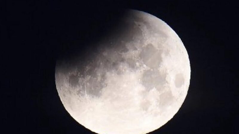 Eclipse parcial de uma Super- Lua em 26 de maio