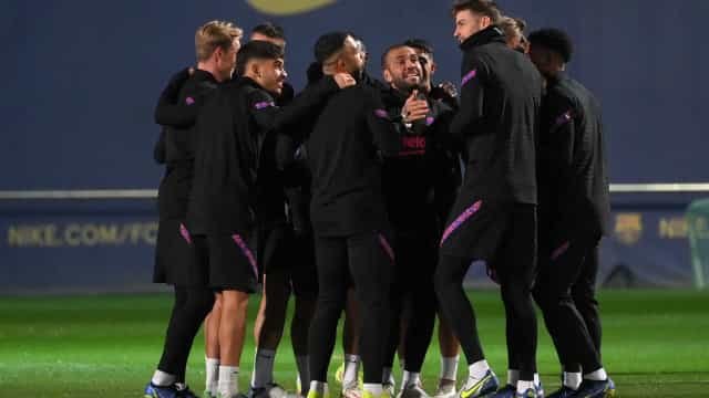 Barcelona informa que Daniel Alves e Jordi Alba estão recuperados da covid-19