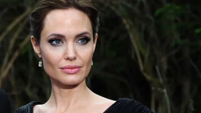 Angelina Jolie visita Ucrânia em missão humanitária e lamenta por criança