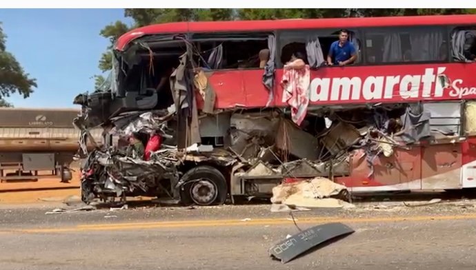 Acidente grave entre ônibus e carreta deixa 11 mortos na BR-163 em MT