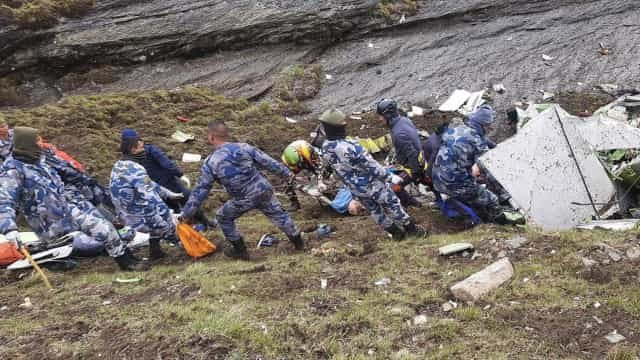 Recuperados 21 corpos das 22 pessoas a bordo por avião que caiu no Nepal