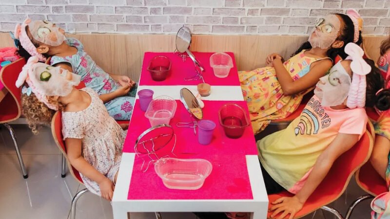 Menina faz 7 anos, dá ‘spa day’ para amigas e viraliza nas redes