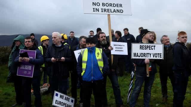 Terremoto político na Irlanda do Norte faz Reino Unido e UE reviverem atrito do brexit