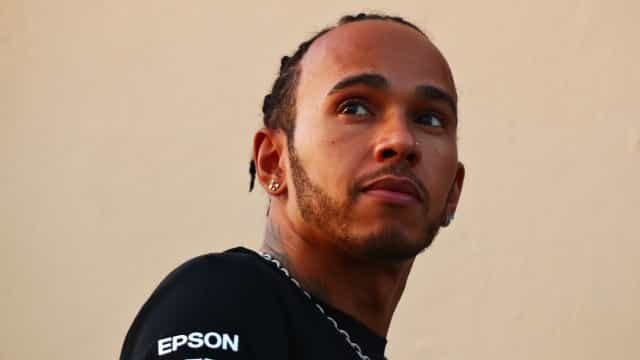 Hamilton ironiza perda de posição para Sainz e exalta melhora da Mercedes