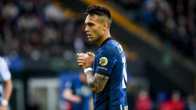 Inter derrota Udinese e mantém perseguição ao Milan pelo título na Itália