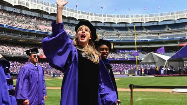 Taylor Swift comemora formatura na Universidade de Nova York
