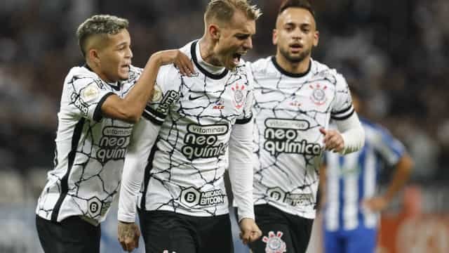 Corinthians tenta superar desfalques e Athletico-PR para voltar à liderança