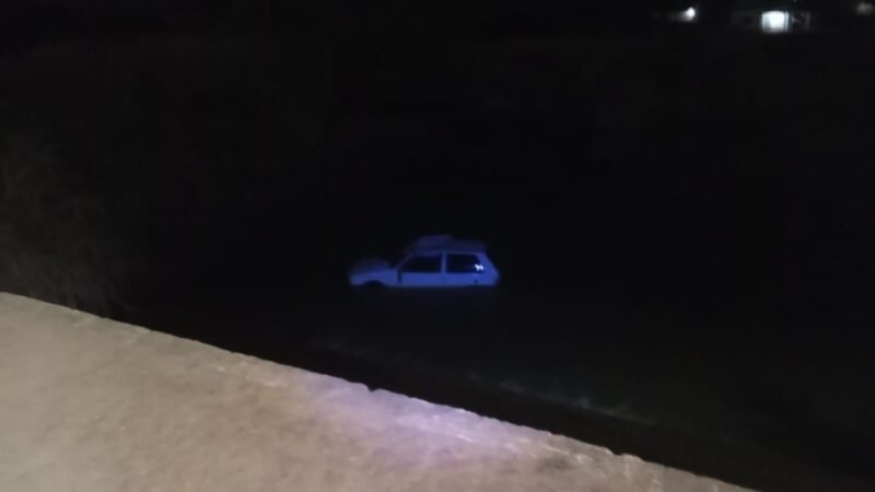 Condutora perde o controle com veículo e cai dentro de lago em Novo Mundo