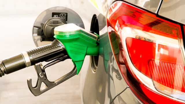 Mesmo após corte, gasolina segue mais cara no Brasil do que no exterior