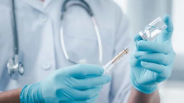Reino Unido aprova primeira vacina bivalente contra Covid-19