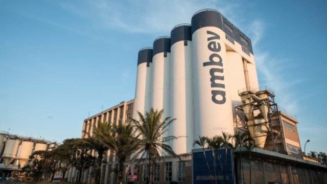 Ambev suspenderá produção de cerveja em fábrica no RS para envasar água