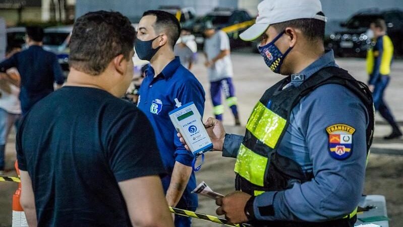 Fiscalização aplica R$100 mil em multas por aglomeração em estabelecimentos comerciais