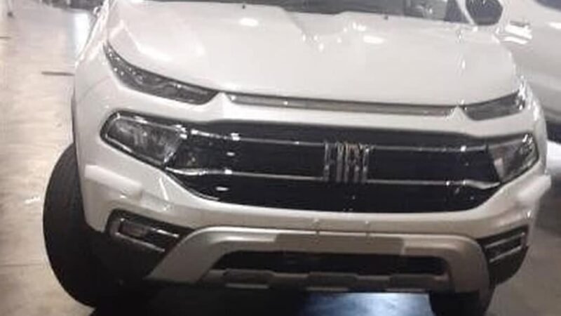 Fiat Toro 2022 é flagrada com visual atualizado