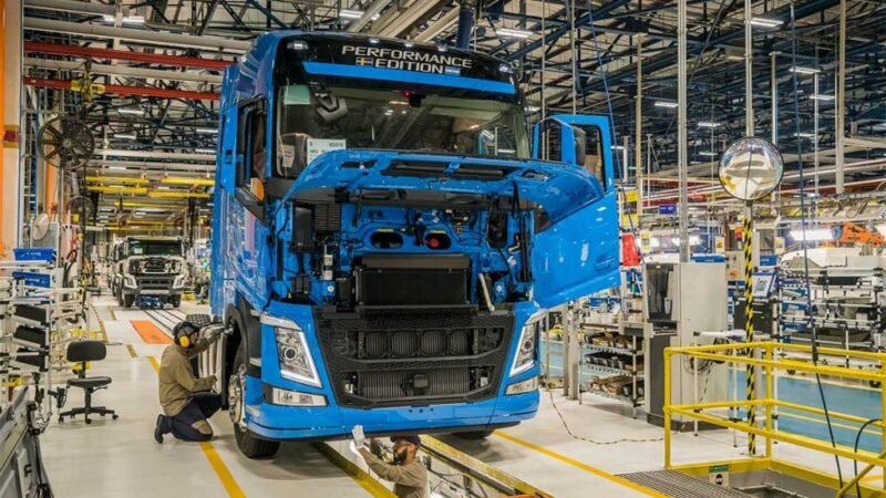 Scania e Volvo reduzem produção por falta de peças e Covid-19