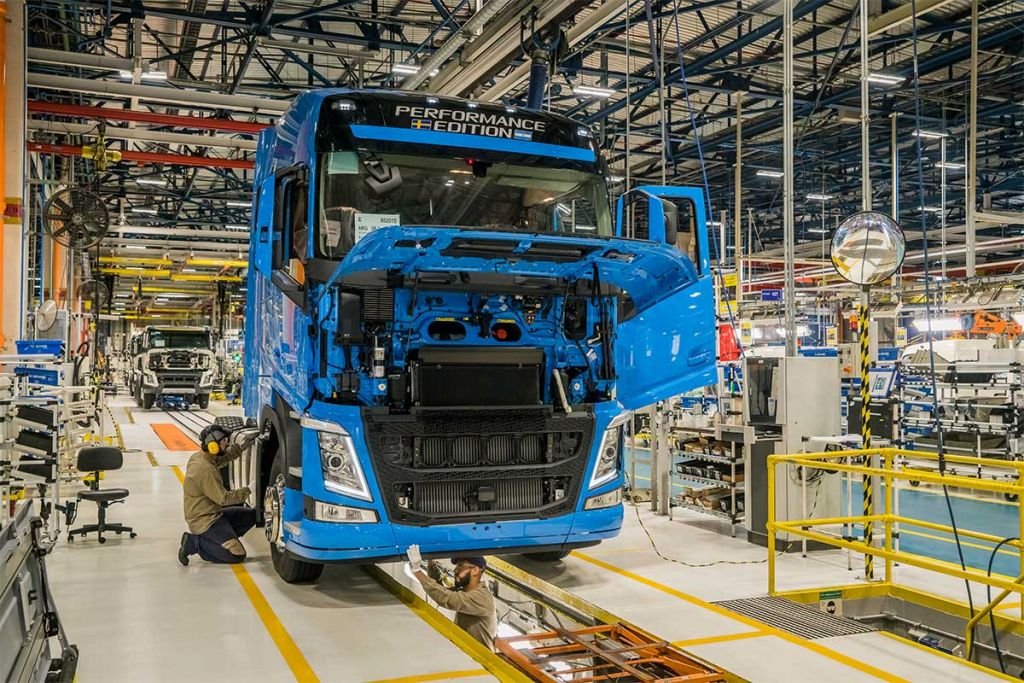 Scania e Volvo reduzem produção por falta de peças e Covid-19