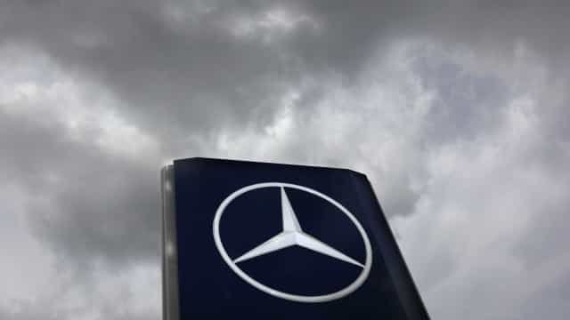 Agravamento da pandemia faz Mercedes paralisar fábricas no Brasil