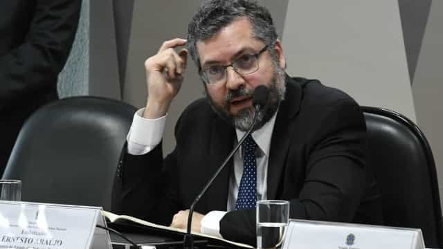 Araújo afirma ser difícil obter vacinas dos EUA e indica problemas com a Índia