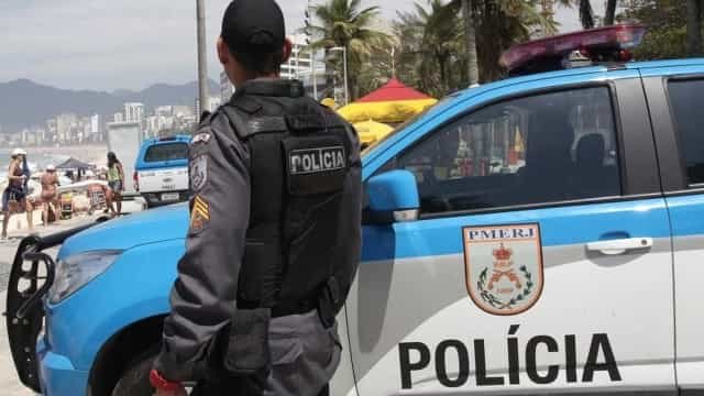 RJ anuncia vacinação de policiais em abril mesmo após críticas de governadores