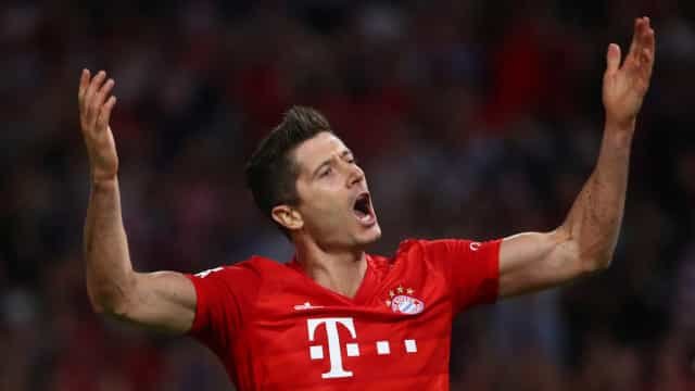 Robert Lewandowski, do Bayern de Munique, recebe prêmio do presidente da Polônia