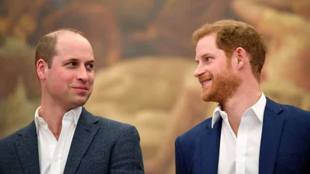 Príncipe William ainda está "magoado e muito chateado" com Harry