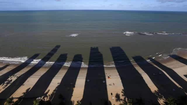 Primeiro dia de lockdown em Santos (SP) tem praias vazias, lojas fechadas e ciclistas nas ruas