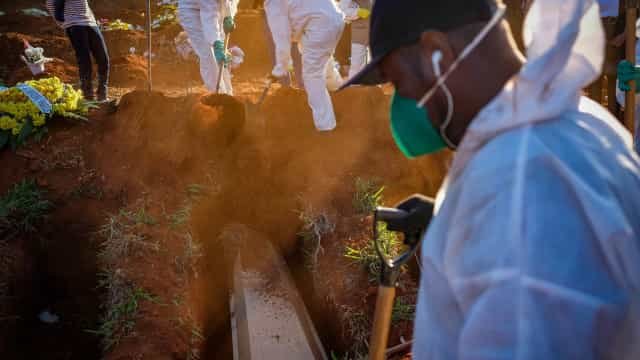 Brasil registra 1.383 mortes por covid-19 em 24h; total chega a 295.425