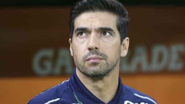 De férias em Portugal, Abel participa de talk show e recebe recado de Felipão