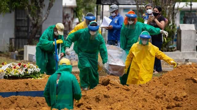 Na pior fase da pandemia, cidade de SP bate recorde diário e mensal de enterros