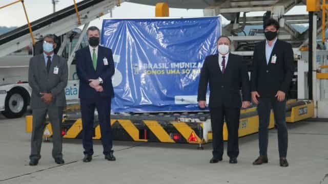 4 em cada 10 doses de vacinas contra Covid prometidas têm entraves no país