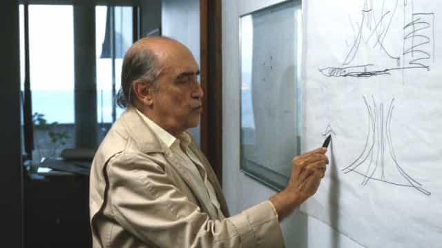 Exílio de Niemeyer em Paris detonou a fase alienígena do arquiteto de Brasília, diz livro