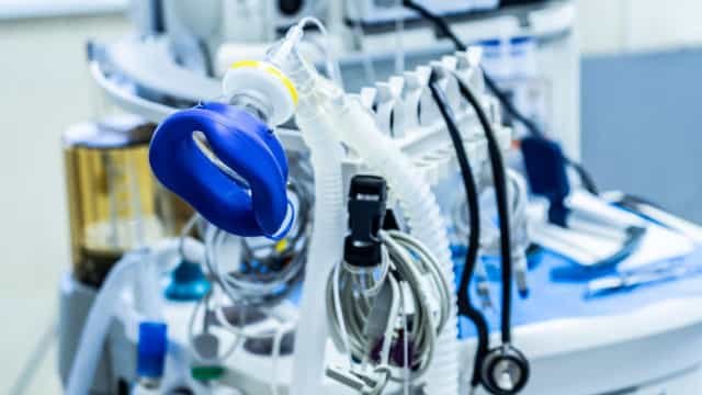 Com estoques de kit intubação no fim, entidade pede suspensão de cirurgia eletiva