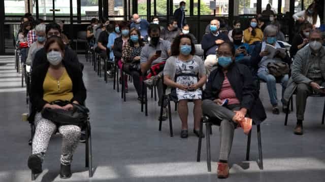 Líder em vacinação na América Latina, Chile começa a imunizar moradores de rua