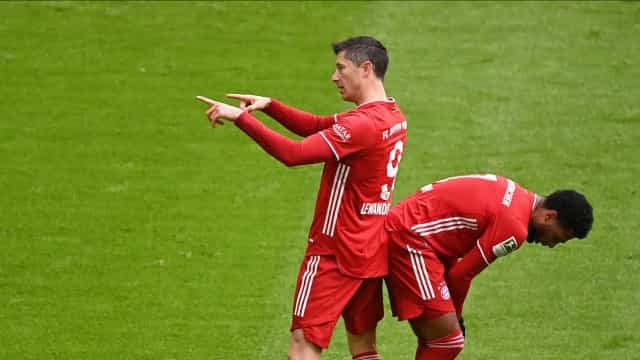 Com 3 gols de Lewandowski, Bayern de Munique atropela o Stuttgart no Alemão