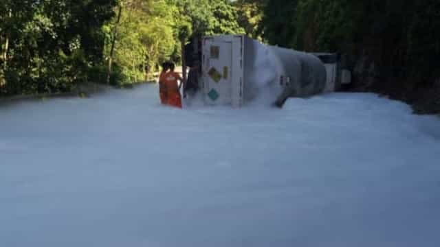 Carreta com oxigênio tomba na serra de Petrópolis, no Rio, e forma névoa branca na pista