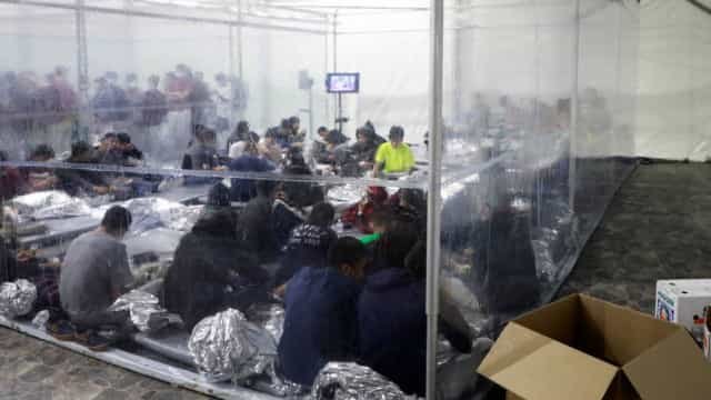 Fotos revelam condições de crianças imigrantes detidas nos EUA