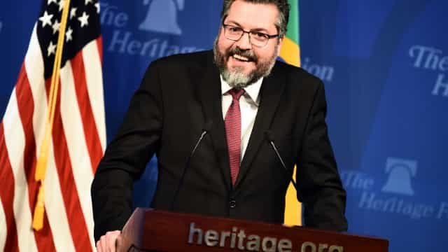 Demissão: Ernesto tenta ficar no cargo enquanto Planalto busca substituto