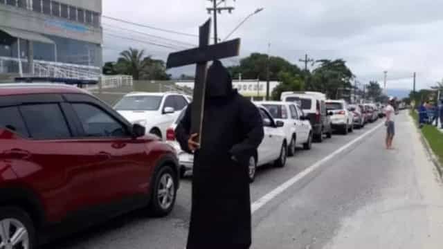 Professor de boxe se veste de morte para ‘conscientizar’ viajantes em Bertioga