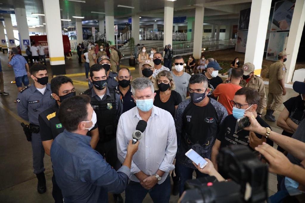 Cuiabá não entrega doses e vacinação dos profissionais da segurança foi suspensa; outros 140 municípios já iniciaram aplicação das doses