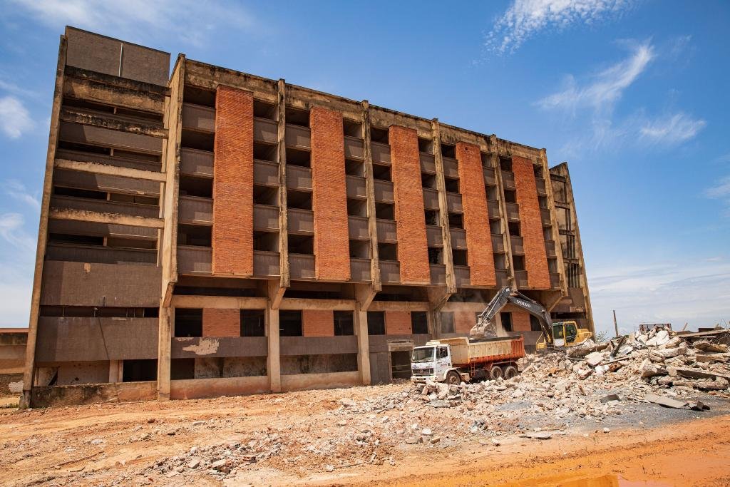 Em vídeo, governador mostra andamento das obras no Hospital Central em Cuiabá; assista