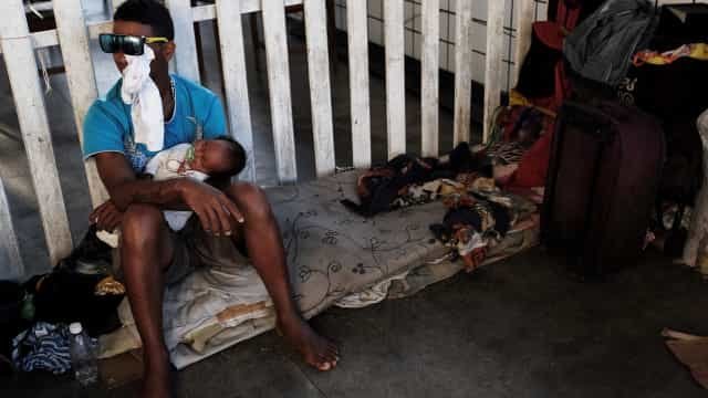 Garimpo da fome na periferia de SP tem peregrinação por doações e busca de comida no lixo