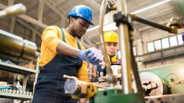 Produção industrial cai 0,7% em fevereiro ante janeiro, revela IBGE