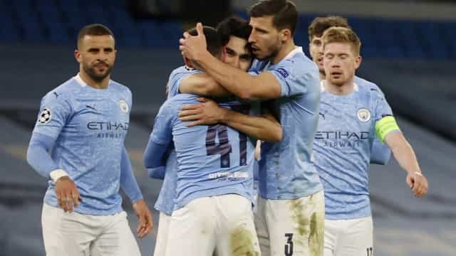 Com um a menos, Leeds suporta pressão do Manchester City e vence líder do Inglês