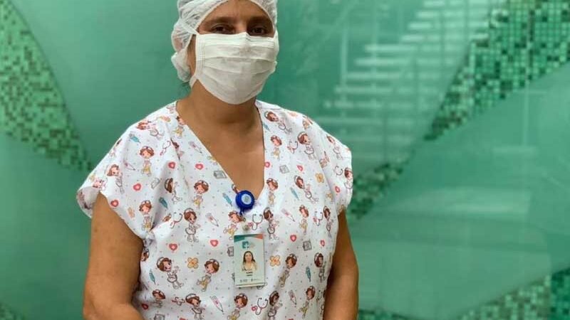 Mulher vai trabalhar de copeira em hospital para ajudar pacientes com Covid