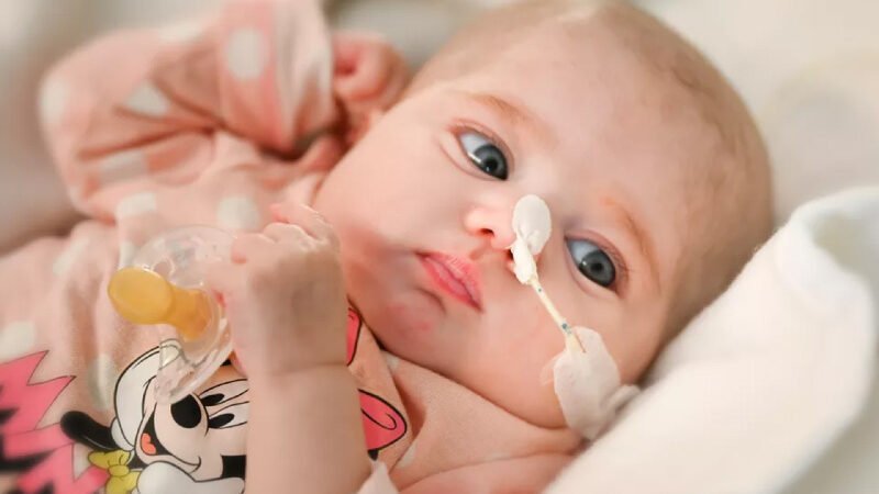 Bebê de 2 meses é salva por transplante de coração inédito no mundo