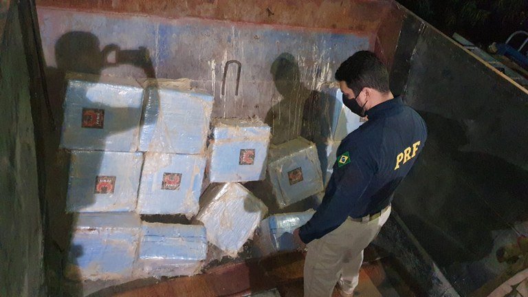 PRF prende motorista transportando em semirreboque mais de 400 quilos de cocaína