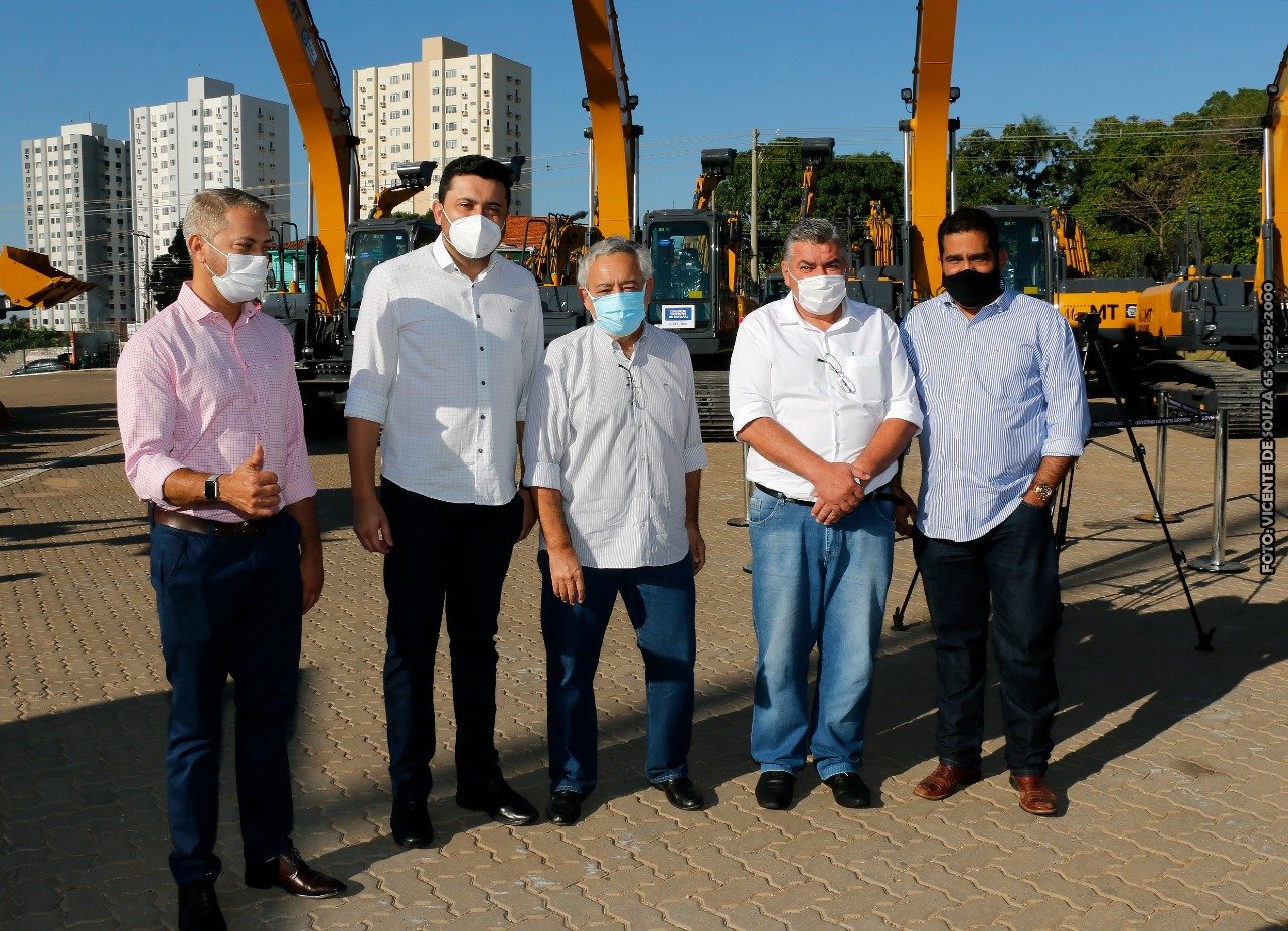 PREFEITO MANINHO AGRADECE AO GOVERNADOR POR MAQUINÁRIOS DESTINADOS AO CONSÓRCIO PORTAL DA AMAZÔNIA