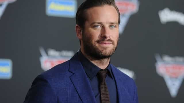 Armie Hammer vai para clínica de reabilitação após acusação de estupro