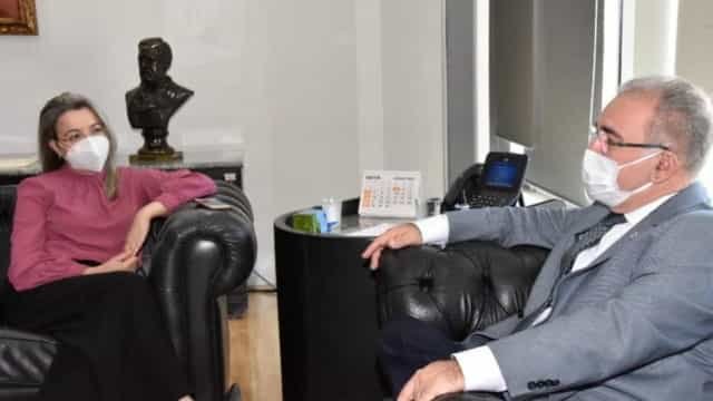 Governo nomeia cirurgiã para chefiar nova secretaria de enfrentamento à Covid