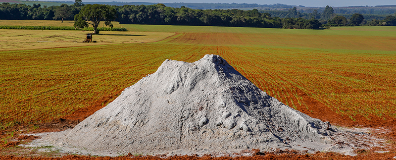 Pequenos produtores rurais de Guarantã do Norte recebem calcário para realizarem a recuperação de pastagens degradadas