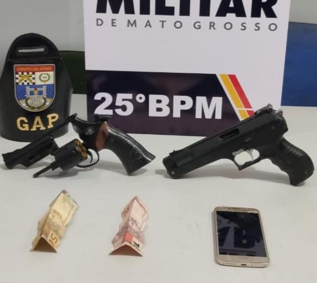 PM prende homem com duas replicas de arma de fogo após roubo